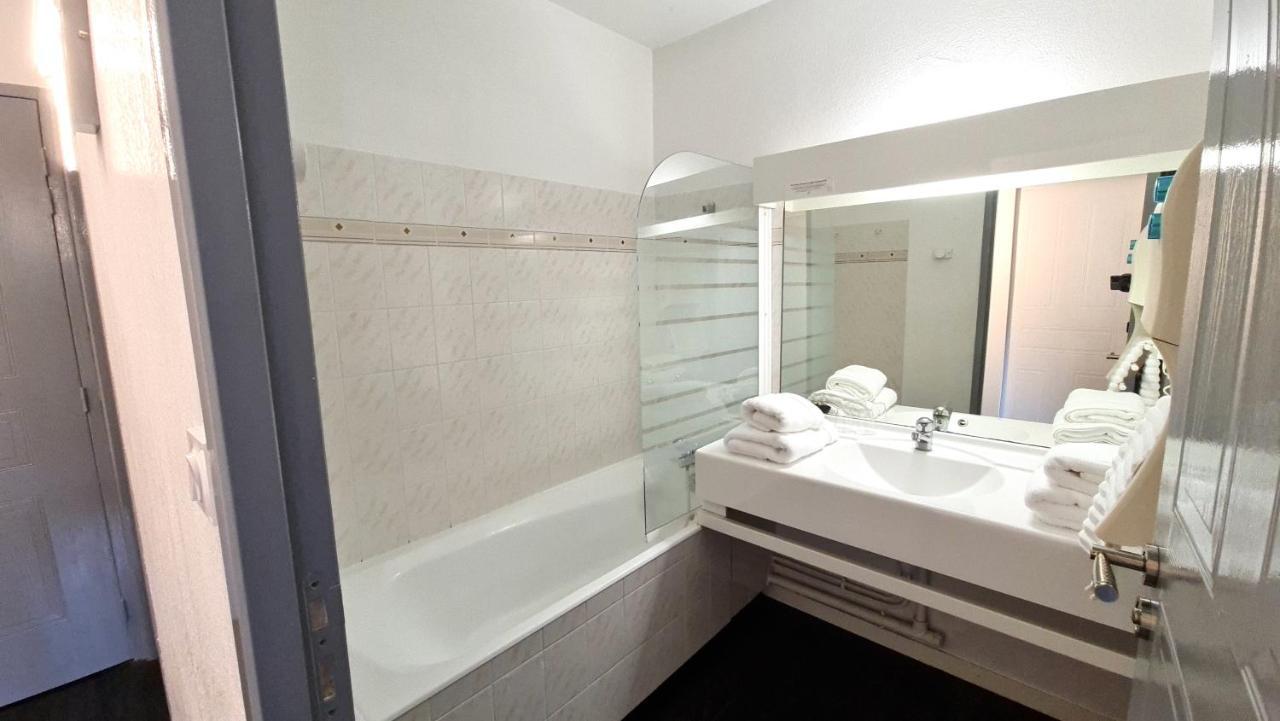 Fasthotel Oloron Hostellerie Du Paon Blanc Lurbe-Saint-Christau Kültér fotó