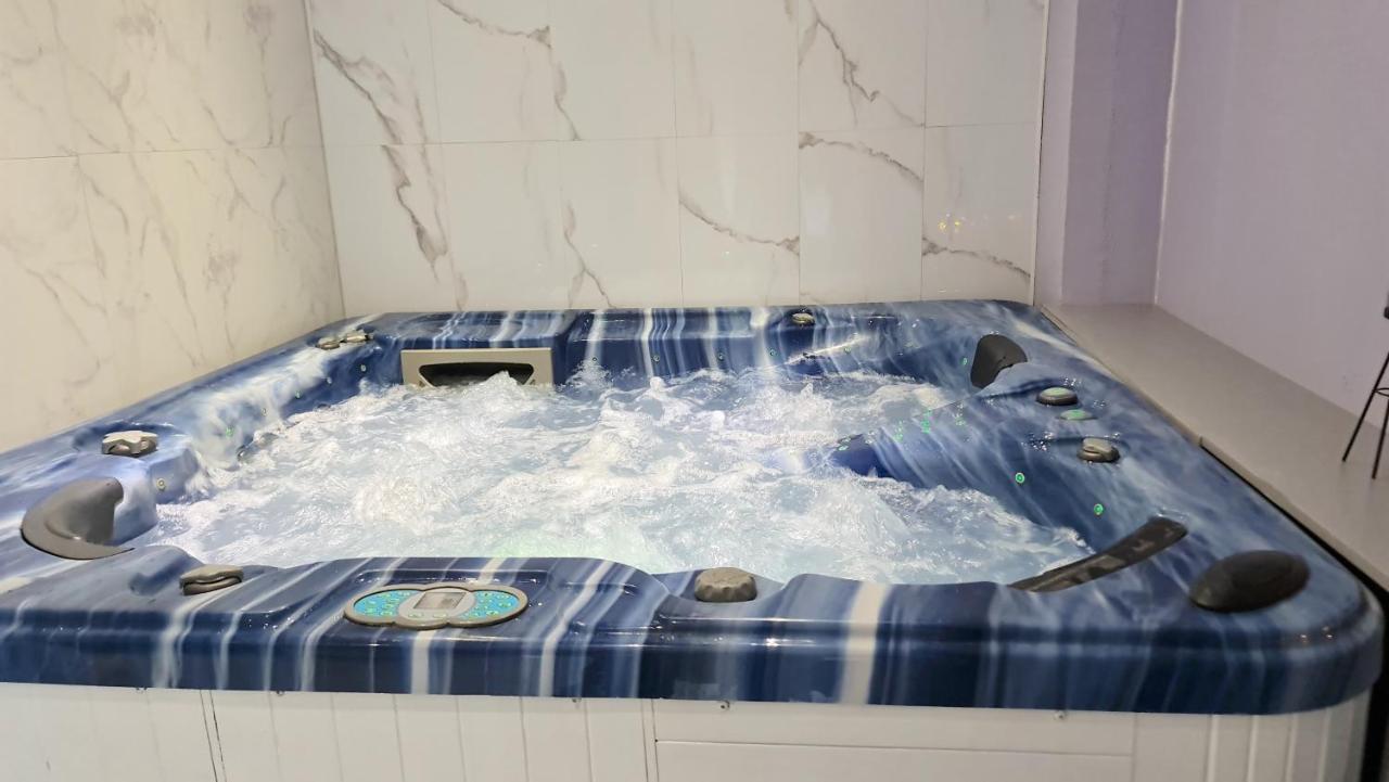 Fasthotel Oloron Hostellerie Du Paon Blanc Lurbe-Saint-Christau Kültér fotó
