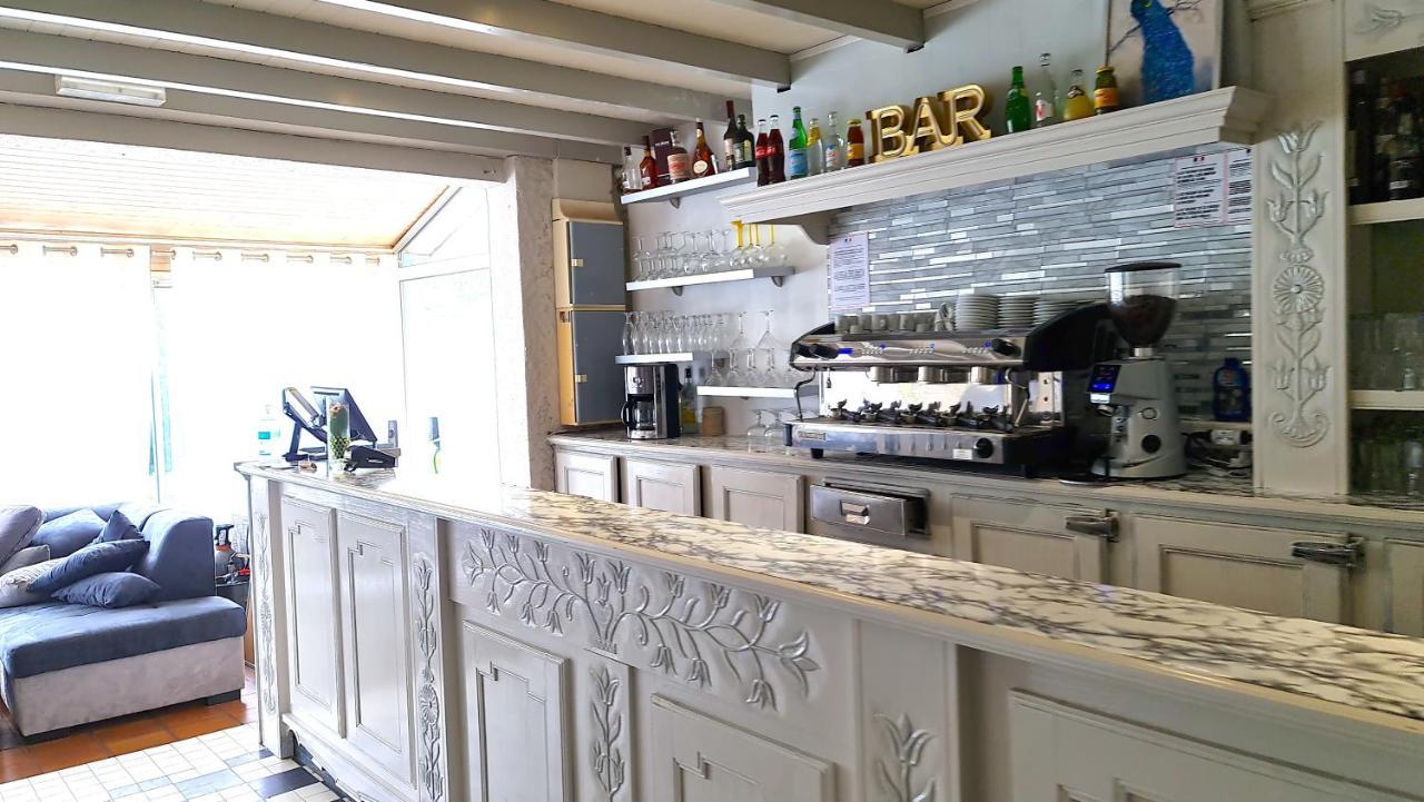 Fasthotel Oloron Hostellerie Du Paon Blanc Lurbe-Saint-Christau Kültér fotó
